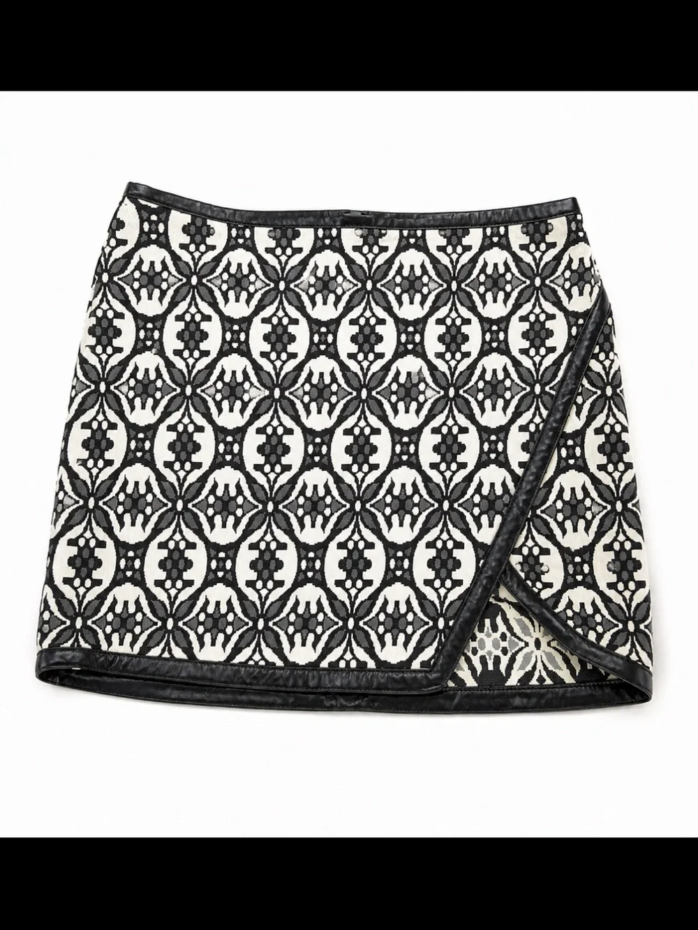 Express Black Cream Geometric Wrap Mini Skirt Faux Leather Trim Size 12 Like New